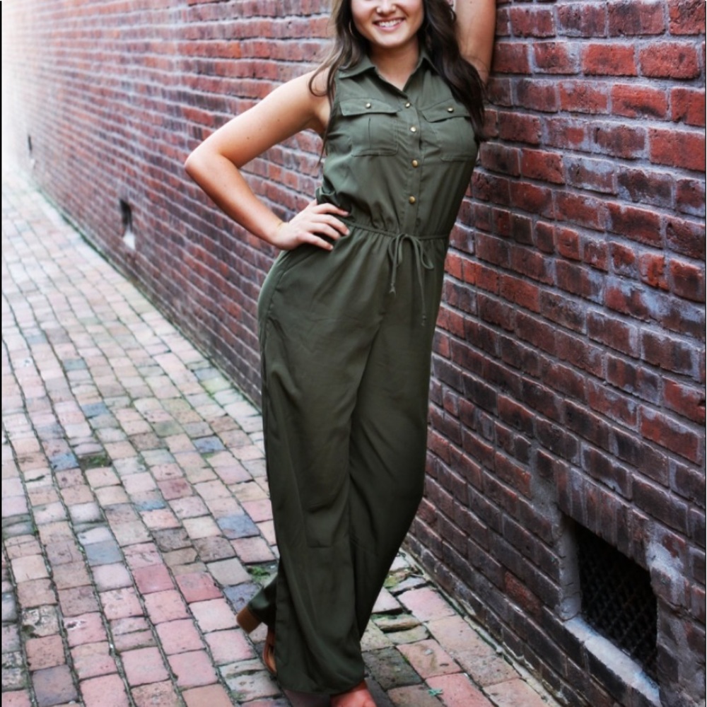 Long leg jumpsuit in army green! Size small and long in the legs!
